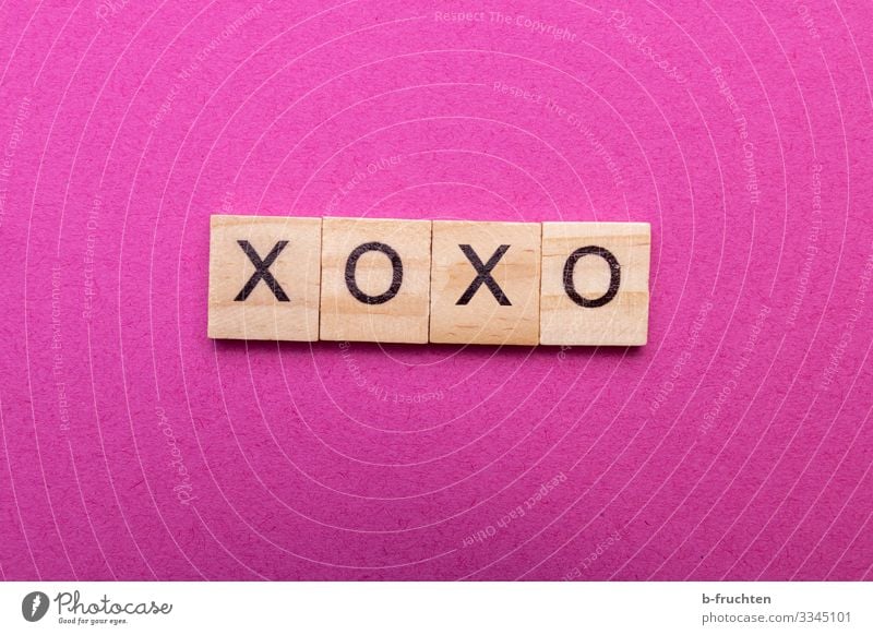 XOXO Jugendkultur Neue Medien Internet Papier Holz Zeichen Schriftzeichen Kommunizieren Küssen lesen Umarmen trendy verrückt feminin rosa Gefühle Sympathie