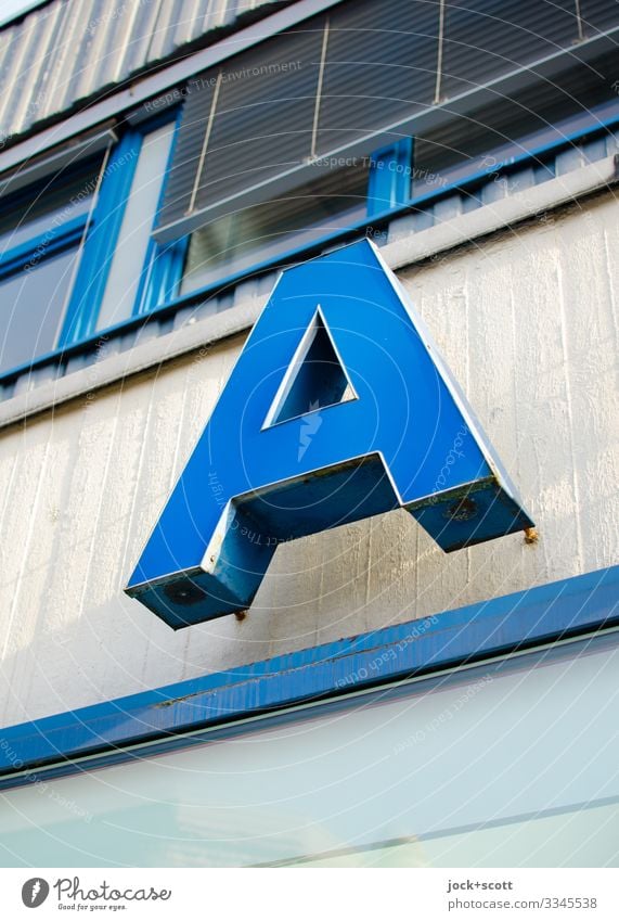 Buchstabe A an der Hausfassade Kreuzberg Bürogebäude Fassade Fenster Jalousie Beton Metall Schriftzeichen retro blau Stimmung authentisch Stil Symmetrie