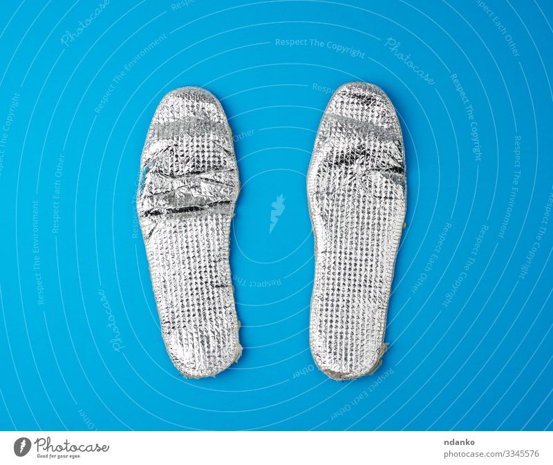 Paar Schuheinlagen mit Isolierung Mann Erwachsene Fuß Bekleidung Accessoire neu oben Sauberkeit weich blau grau Schutz Geborgenheit bequem Metallfolie Sohle