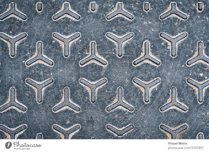 Muster eines Schachtabdeckers aus Metall Industrie Stahl alt stark grau Farbe Konsistenz geometrisch geometrisches Muster metallische Textur
