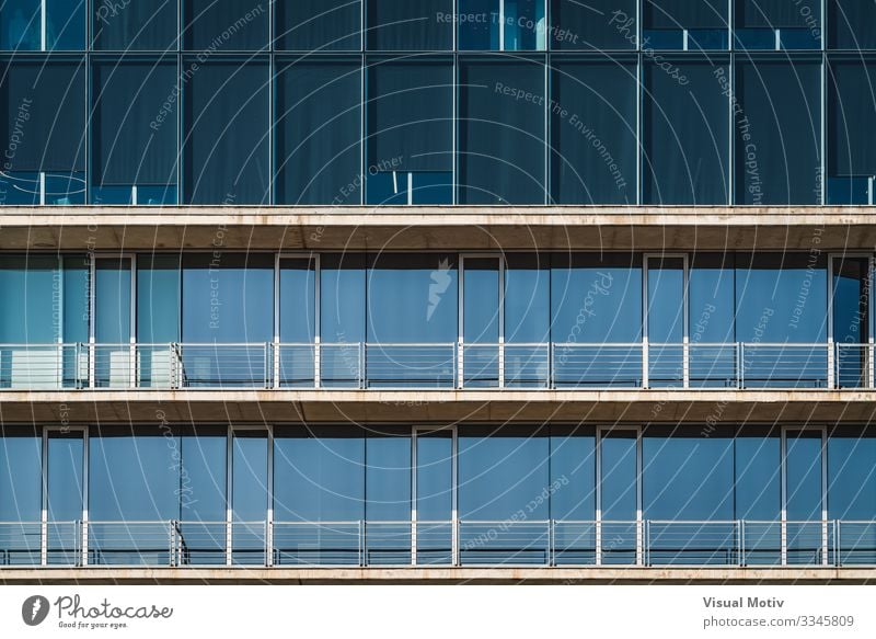 Urbane minimalistische Architektur Design Büro Gebäude Fassade Balkon Beton modern blau Farbe Symmetrie Glas Außenseite urban architektonisch Nachmittag Licht