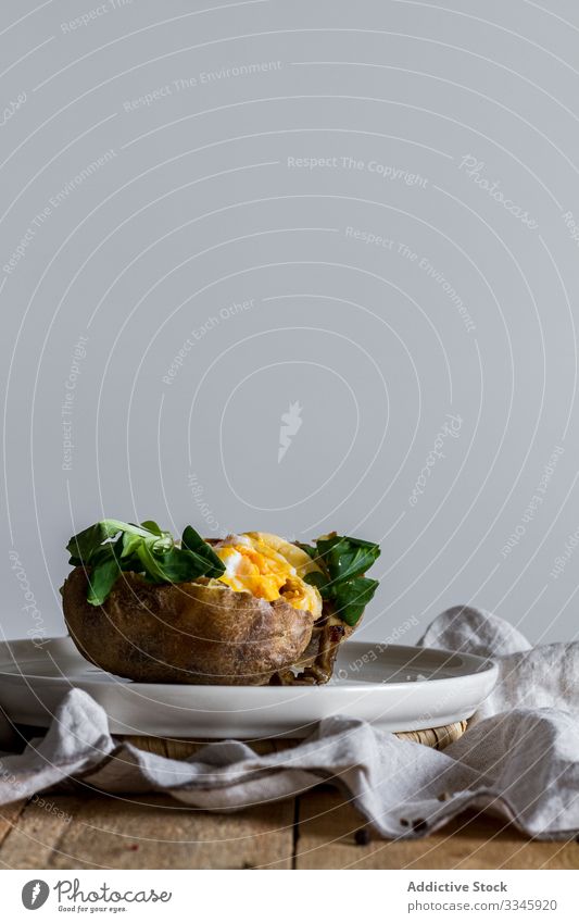Tisch mit Zutaten und offener Kartoffel mit Ei Lebensmittel Essen zubereiten hölzern gebraten Kraut Käse Gewürz Erdöl frisch Gemüse Diät Speise Gabel rustikal