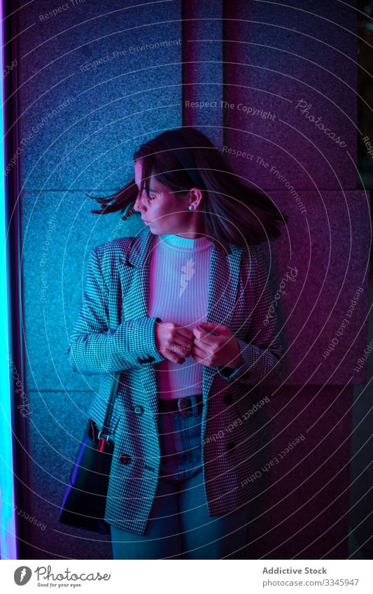 Junge Frau in lässigem Outfit in Neonlicht Stil Bekleidung neonfarbig Licht Stehen Schütteln Kopf Behaarung winkend modisch Hipster tausendjährig Teenager
