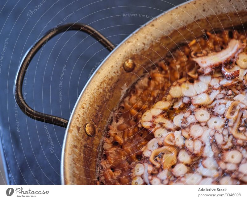 Gericht der spanischen Haute Cuisine im Restaurant Essen zubereiten Speise Pfanne Reis Octopus Platte Teller Carpaccio Paprika aioli Küche Vorbereitung Beruf