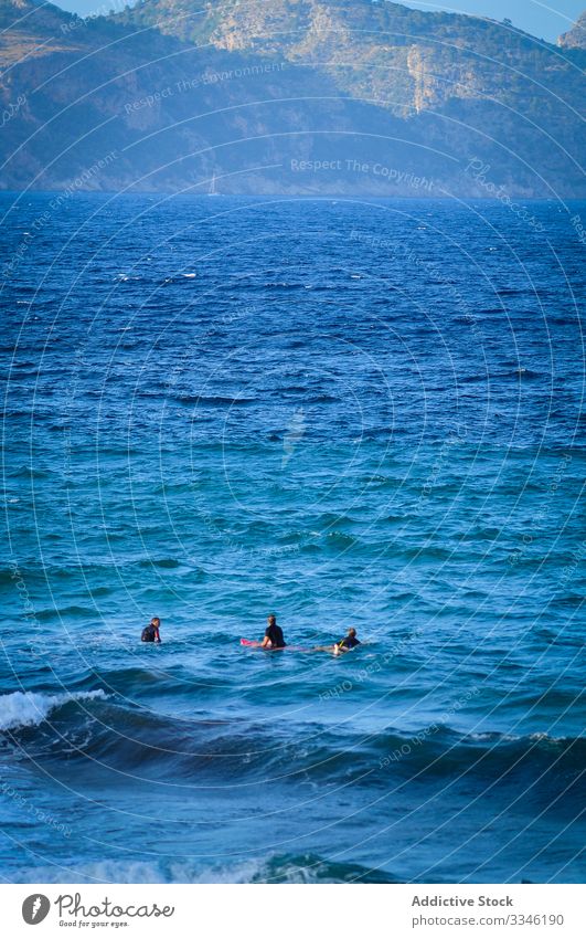 Gruppe von Surfern an Bord im Meer Menschen winken MEER Wasser warten extrem Sport Zusammensein Menschengruppe Mitfahrgelegenheit Holzplatte Lifestyle platschen