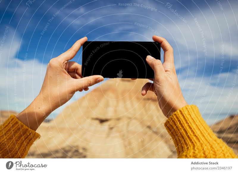 Nicht erkennbare weibliche Fotografin schießt Berg auf Smartphone Schießen Bild Klippe Gipfel Stein Berge u. Gebirge Blauer Himmel Hände benutzend Mobile Frau