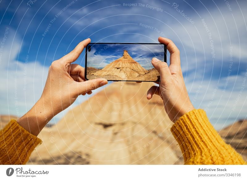 Nicht erkennbare weibliche Fotografin schießt Berg auf Smartphone Schießen Bild Klippe Gipfel Stein Berge u. Gebirge Blauer Himmel Hände benutzend Mobile Frau