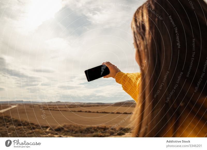 Anonyme Frau, die sich am Mobiltelefon selbstständig macht Schießen Selfie benutzend Smartphone Handy Berge u. Gebirge Blauer Himmel Natur Lächeln genießen