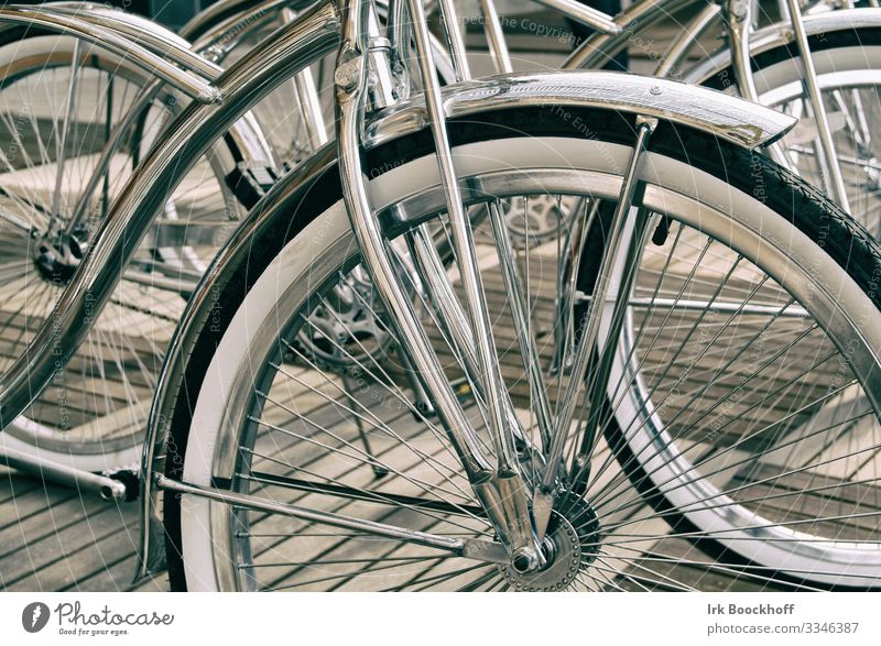 silber glänzende Fahrräder in Nahaufnahme Reichtum elegant Stil Design Fahrrad Metall Coolness sportlich rein Wert Farbfoto Außenaufnahme Menschenleer