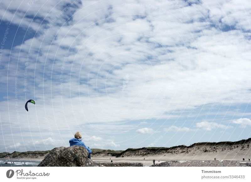 Am Strand sitzen und schauen Nordsee Dünen Sand Frau Menschen beobachten Ausschau Kitesurfen Wasser Meer Himmel blau Wolken Ferien & Urlaub & Reisen Dänemark