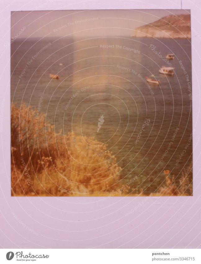 Polaroid zeigt Fischeboote im griechischen Meer. Angeln Ferien & Urlaub & Reisen Sommerurlaub Sonnenbad Strand Insel Landschaft Wasser Himmel Wolkenloser Himmel