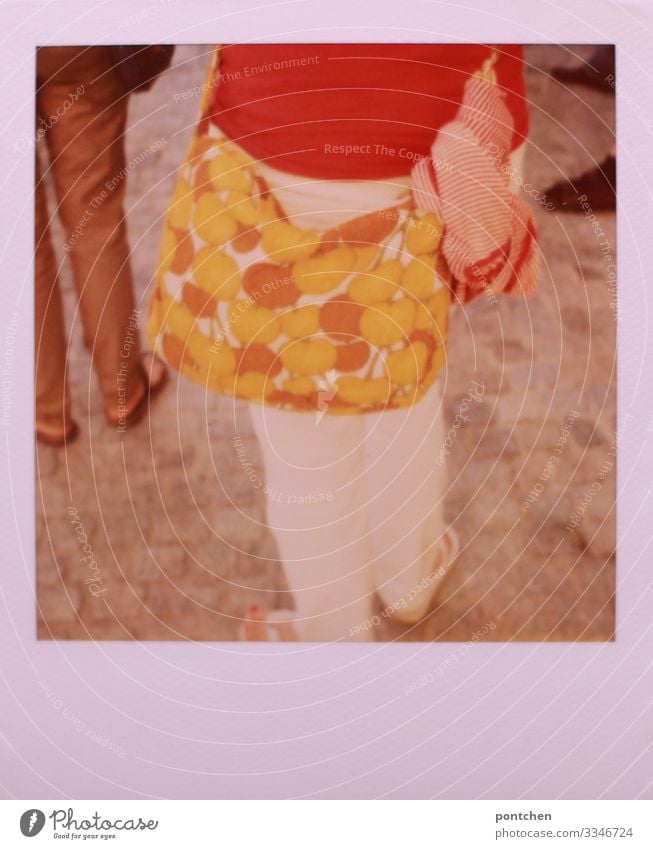 Unterkörper einer Frau mit bunt gemusterter Tasche. Personen stehen auf pflastersteinen Tourismus Ausflug Mensch maskulin feminin Beine Bekleidung Mode Schuhe