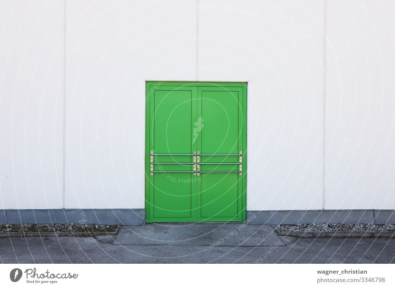 Green door Industrieanlage Gebäude Mauer Wand Fassade Tür grün sehr wenige Eingang Eingangstür minimalistisch Notausgang Mitte weiß Ausgang Farbfoto