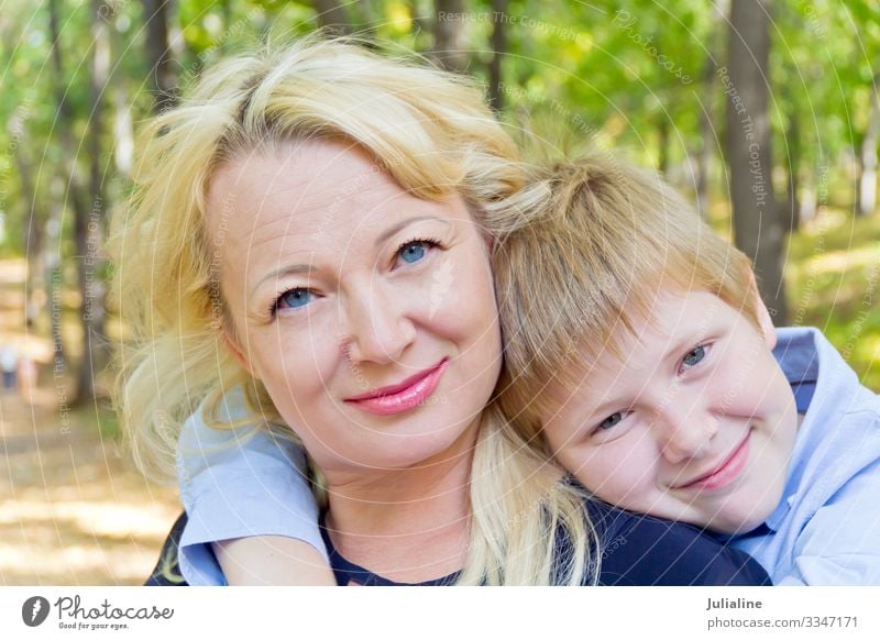 Porträt von Mutter und Sohn Kind Schulkind Junge Frau Erwachsene Mann Kindheit 18-30 Jahre Jugendliche Natur Herbst blond weiß Mädchen Kaukasier Europäer Dame
