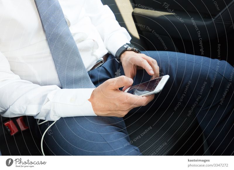 Nahaufnahme eines Geschäftsmannes, der ein mobiles Smartphone im Auto benutzt. lesen Dekoration & Verzierung Arbeit & Erwerbstätigkeit Business Telefon PDA