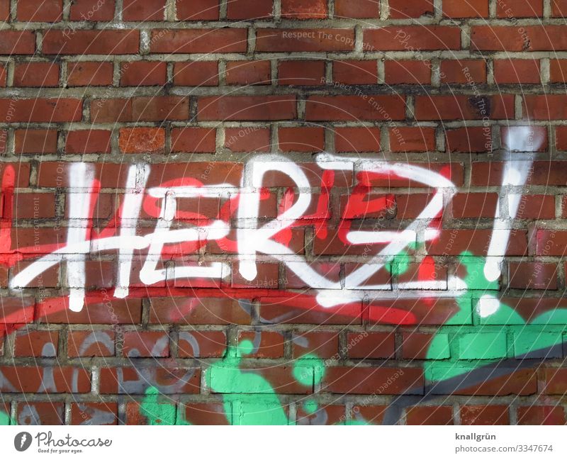 HERZ! Mauer Wand Backsteinwand Schriftzeichen Graffiti Herz Kommunizieren Stadt grün rot weiß Gefühle Liebe Ausrufezeichen Farbfoto Außenaufnahme Menschenleer