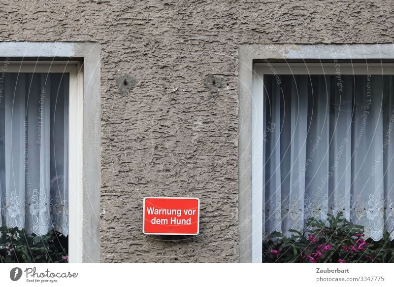 Warnung vor dem Hund Topfpflanze Einfamilienhaus Fenster Gardine Fensterrahmen Tüll Stein Schriftzeichen Hinweisschild Warnschild trist grau rot weiß Angst