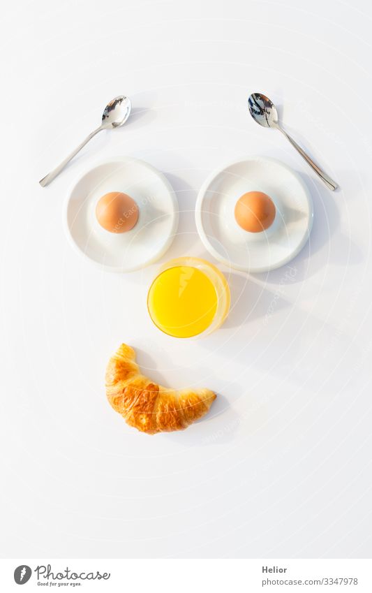 Lustiges Frühstückskonzept mit abstraktem menschlichem Gesicht Croissant Getränk Saft Freude Wohlgefühl Zufriedenheit Erholung Essen androgyn Lächeln Blick