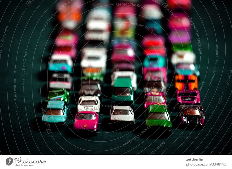 Spielzeugstau PKW fahren masse Menschenmenge Nachbildung Reihe Modellauto Spielzeugauto Spuren Verkehrsstau stehen Straße Straßenverkehr Geschwindigkeit viele