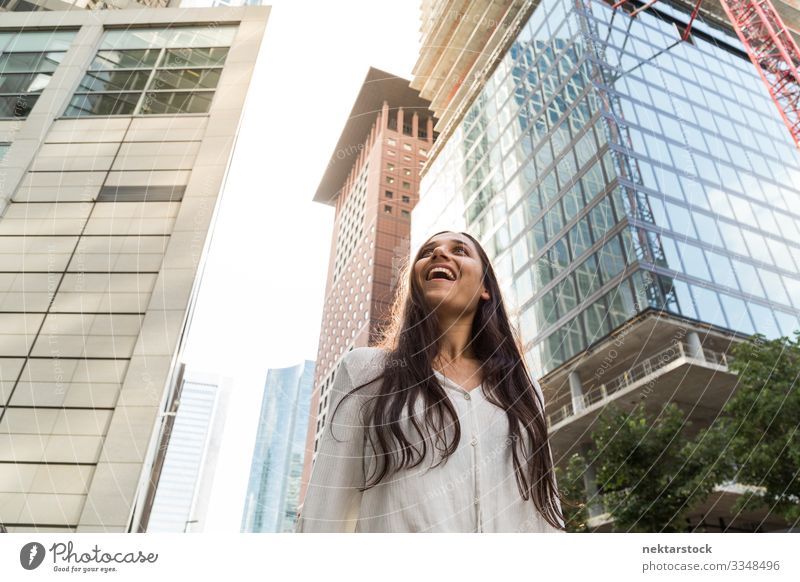 Junge indische Frau lächelt in der Großstadt schön Erfolg Erwachsene Jugendliche Hochhaus Lächeln Fröhlichkeit Hoffnung Zukunft Mädchen Financial District