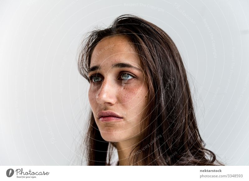 Gesichtsporträt einer gemischtrassigen jungen Frau schön Erwachsene Jugendliche Jugendkultur Schmerz Sehnsucht Mädchen Wand Inder Person gemischter Abstammung
