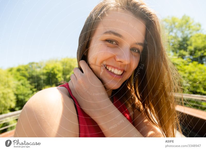 Porträt einer glücklichen jungen Frau, die an einem sonnigen Tag die Natur genießt Lifestyle Freude Glück schön Gesicht Erholung Freizeit & Hobby Sommer Sonne