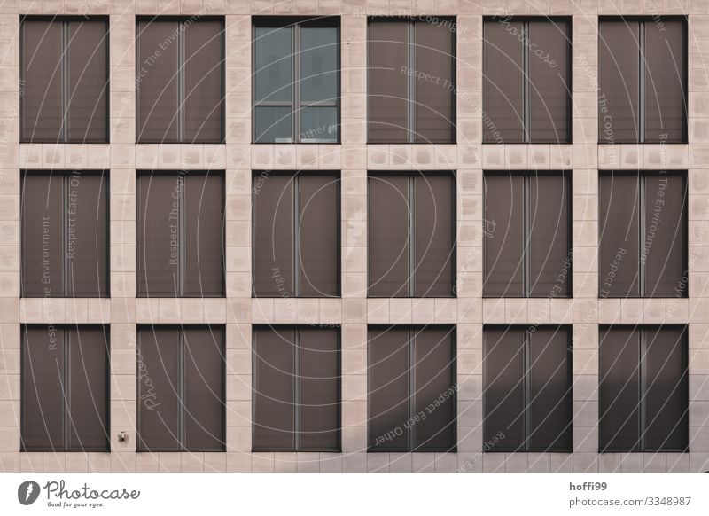 Fassade mit Fenstern Haus Bankgebäude Architektur Jalousie ästhetisch außergewöhnlich elegant einzigartig modern Klischee Stadt braun Partnerschaft Business