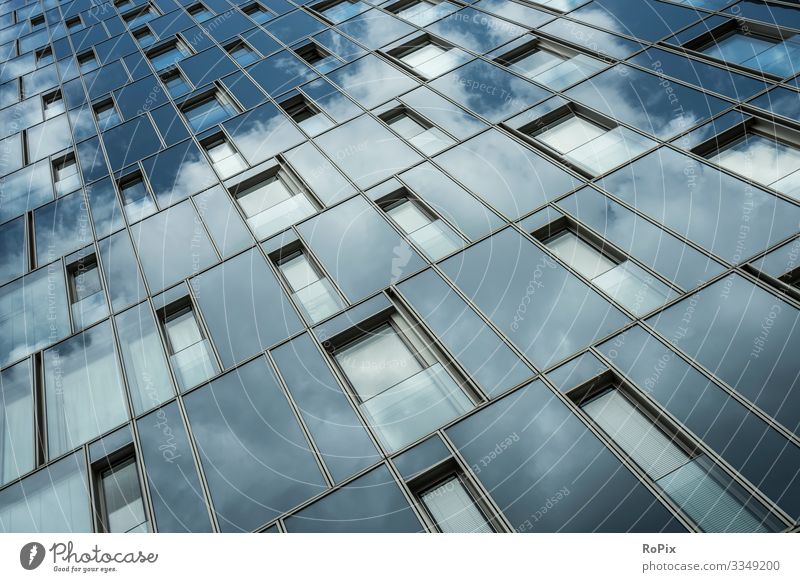 Moderne Glasfassade eines Hochhauses. Lifestyle Reichtum Stil Design Häusliches Leben Haus Wissenschaften Arbeit & Erwerbstätigkeit Beruf Büroarbeit