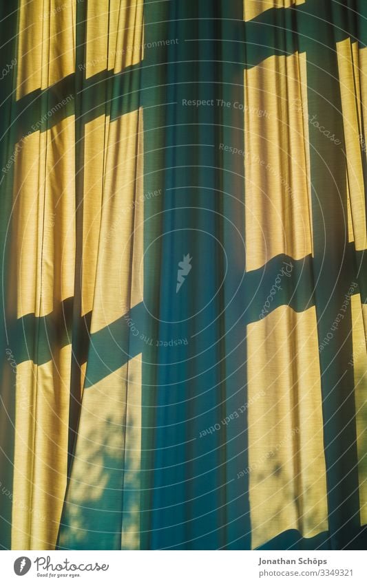 Vorhang mit Schatten vom Fenster Gardine grün gelb Fensterkreuz schattenspiel muster hintergrund falten sonnenlicht sonnenschutz warm sommer Licht Innenaufnahme