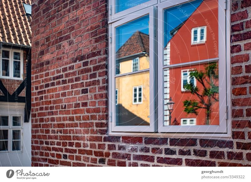 Spiegelstadt Ferien & Urlaub & Reisen Tourismus Sommer Haus Kleinstadt Stadt Altstadt Menschenleer Mauer Wand Fassade gelb rot Farbfoto Außenaufnahme Tag