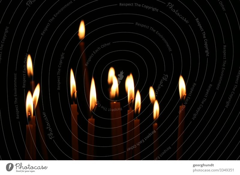 Multikerze Kerzen Kirche Kirchenkerzen Dunkel Licht Trauer Weihnacht Feuer