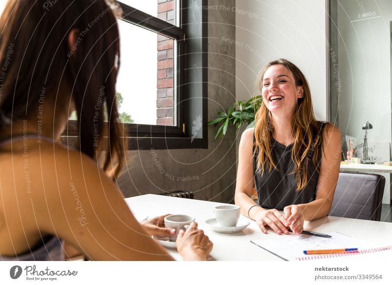 Kaffeediskussion über Arbeitstisch Glück Schreibtisch Tisch Arbeit & Erwerbstätigkeit Beruf Arbeitsplatz Büro sprechen Frau Erwachsene Jugendliche Lächeln