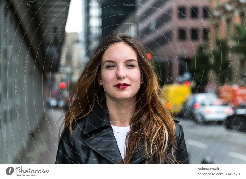 Porträt einer jungen Frau in schwarzem Trenchcoat Lifestyle Lippenstift Erwachsene Jugendliche Jugendkultur stehen rot weiß Schönheitsschuss Kaukasier 1 Mensch