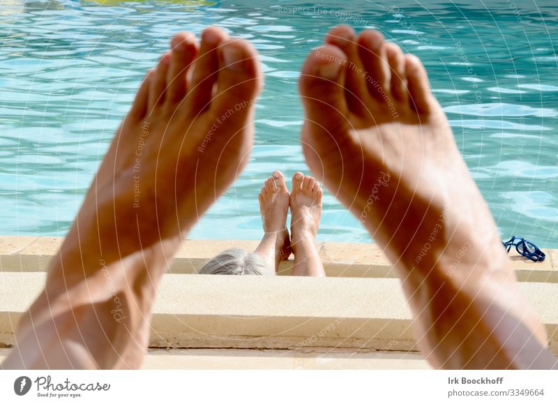 entspanntes chillen am Pool mit Blick durch die Füße Freude Schwimmbad Ferien & Urlaub & Reisen Tourismus Sommerurlaub Sonnenbad Paar Fuß 2 Mensch