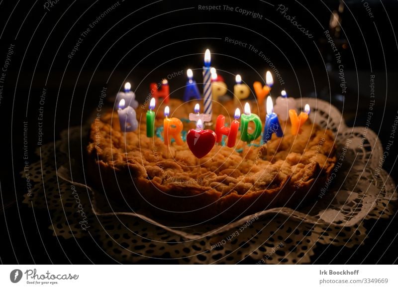 brennende Kerzen auf der Geburtstagstorte Teigwaren Backwaren Kuchen Kaffeetrinken Freude Zeichen Feste & Feiern Kommunizieren authentisch Fröhlichkeit Glück