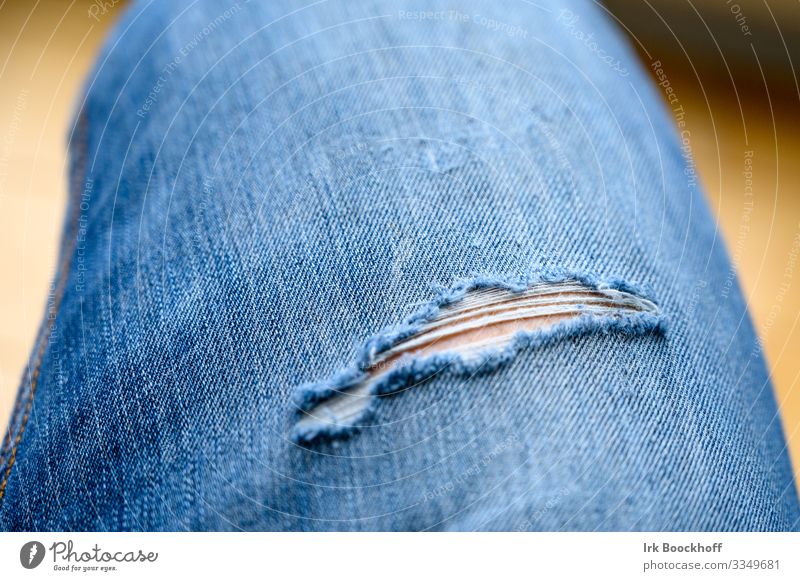 Riss in einer Jeans mit Bein Stil Beine Mode Jeanshose Stoff Erotik blau kaufen kaputt Farbfoto Innenaufnahme Textfreiraum oben Tag