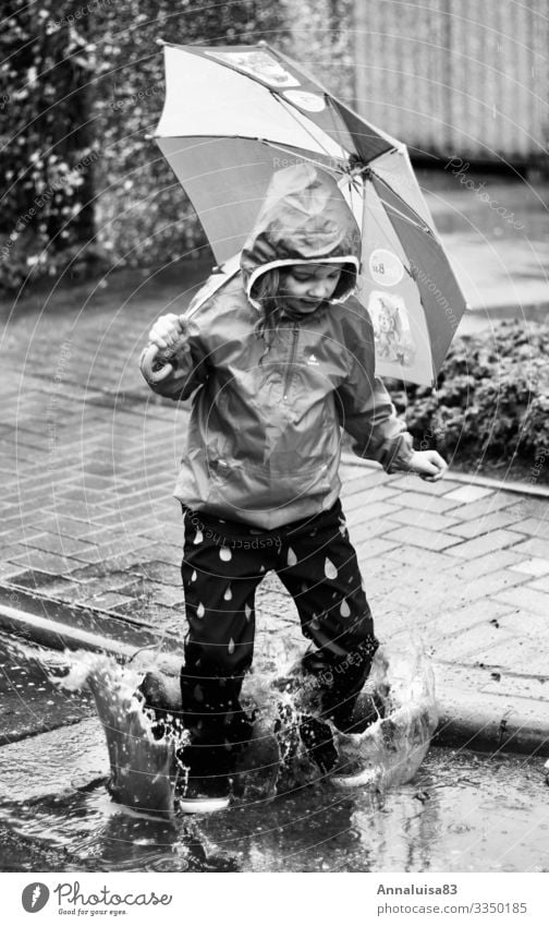 Spaß trotz Regen Freude feminin Kind Mädchen Körper 1 Mensch 3-8 Jahre Kindheit Urelemente Wasser Wassertropfen Schwimmen & Baden springen Tanzen dreckig
