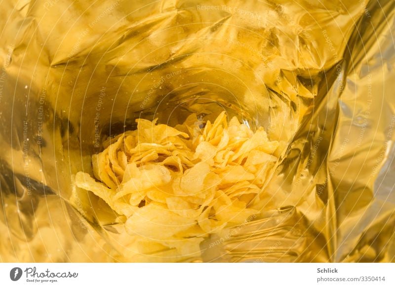 junk food, Kartoffelchips Blick in die Tüte Fett Ernährung Fastfood Verpackung Gesundheit Metall Kunststoff gelb silber Einblick Reflexion & Spiegelung Öl