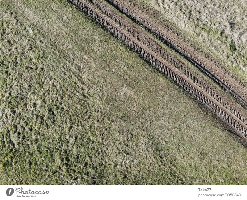 #Dronenlandwirtschaft 1 Umwelt Natur Landschaft Wiese Feld ästhetisch Landwirtschaft Landwirtschaftliche Geräte drone Luftaufnahme Farbfoto Außenaufnahme
