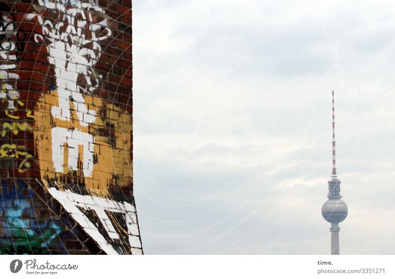 Produktionsstätten schornstein berliner Fernsehturm fernsehturm hoch himmel grafitti Telespargel wolken kommunikation beziehung backstein gebäude architektur