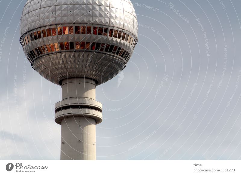 jetzt geht's rund berliner Fernsehturm fernsehturm hoch himmel Telespargel wolken kommunikation backstein gebäude architektur Hauptstadt fassade spiegelung