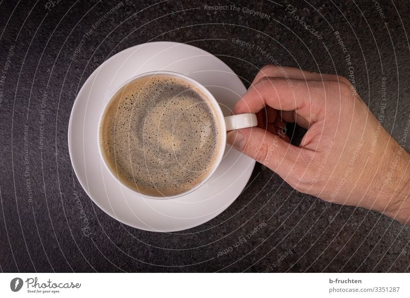 Eine Tasse Kaffee Lebensmittel Getränk trinken Heißgetränk Espresso Teller Restaurant Finger gebrauchen berühren festhalten genießen frisch Kaffeetrinken