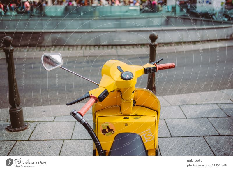 gelber Motorroller auf der Straße Motorrad Kleinmotorrad Verkehr Farbfoto Außenaufnahme Menschenleer Verkehrsmittel Straßenverkehr Verkehrswege Fahrzeug