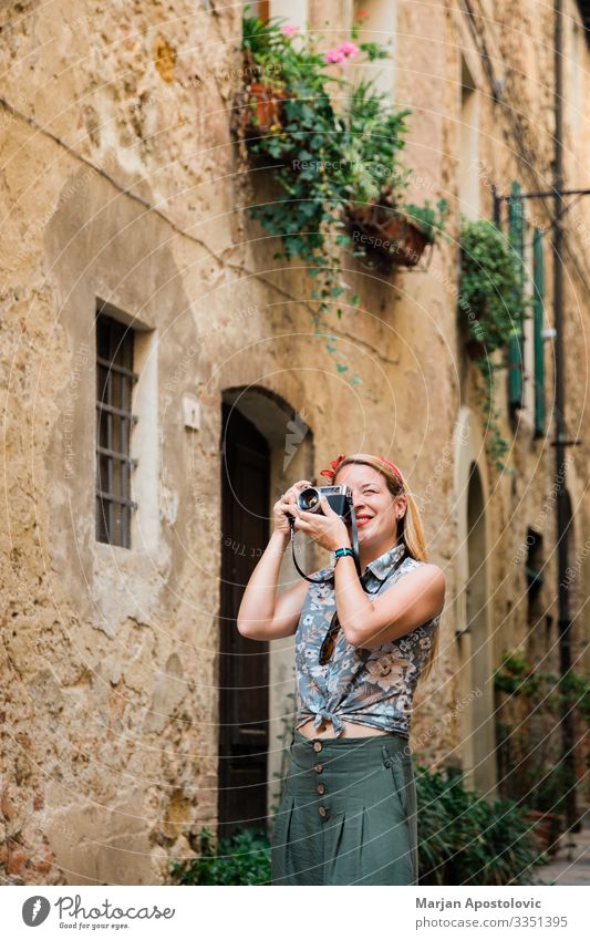Junge Frau beim Fotografieren in der Altstadt der Toskana, Italien Lifestyle Ferien & Urlaub & Reisen Tourismus Ausflug Sightseeing Städtereise Fotokamera