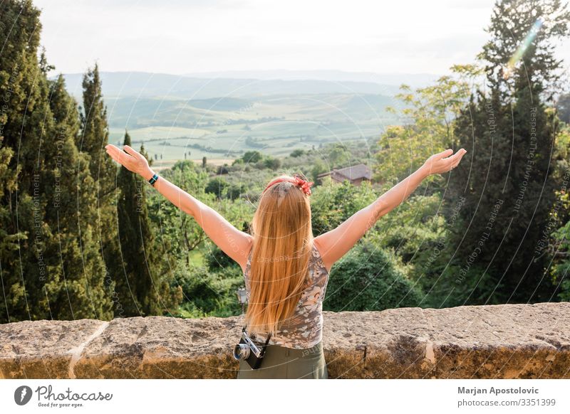 Junge Frau genießt die Aussicht auf die toskanische Landschaft Lifestyle Ferien & Urlaub & Reisen Tourismus Ausflug Abenteuer Freiheit Sightseeing Mensch