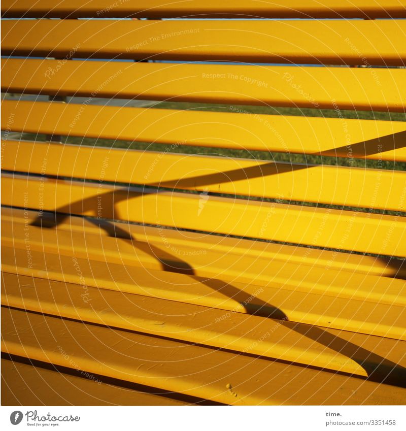 Strich durch die Rechnung | wörtlich genommen farbe service sonnig sitzbank gelb schatten kunststoff sonnenlicht streben design möbel möbelstück