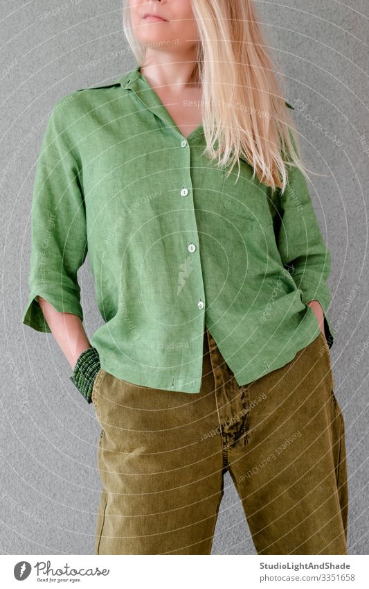 Künstlerische Person in grüner Kleidung schön Sommer Mensch Junge Frau Jugendliche Erwachsene Kunst Mode Bekleidung Hemd Hose blond langhaarig frei hell