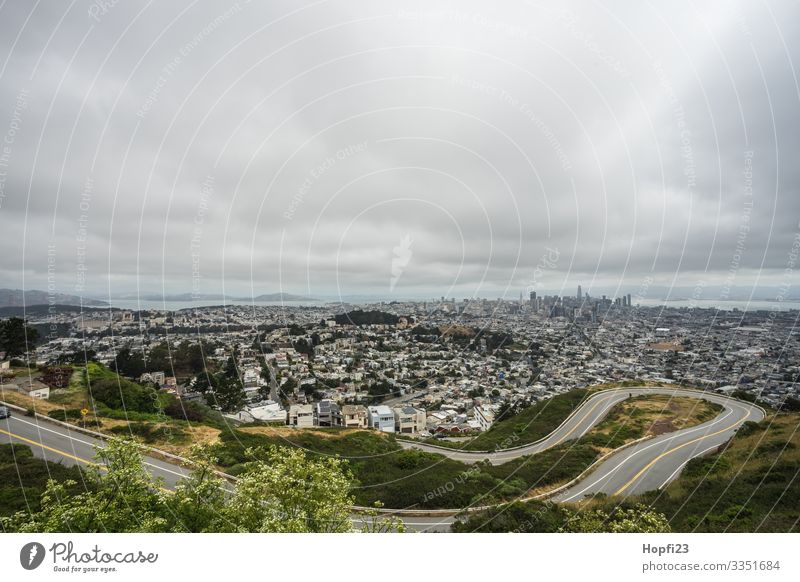 San Francisco von den Twin Peaks aus Stadt Hochhäuser wolkenkratzer Straße Haus Häuserschlucht Skyline USA Kalifornien Halbinsel Bucht Bürogebäude bewölkt