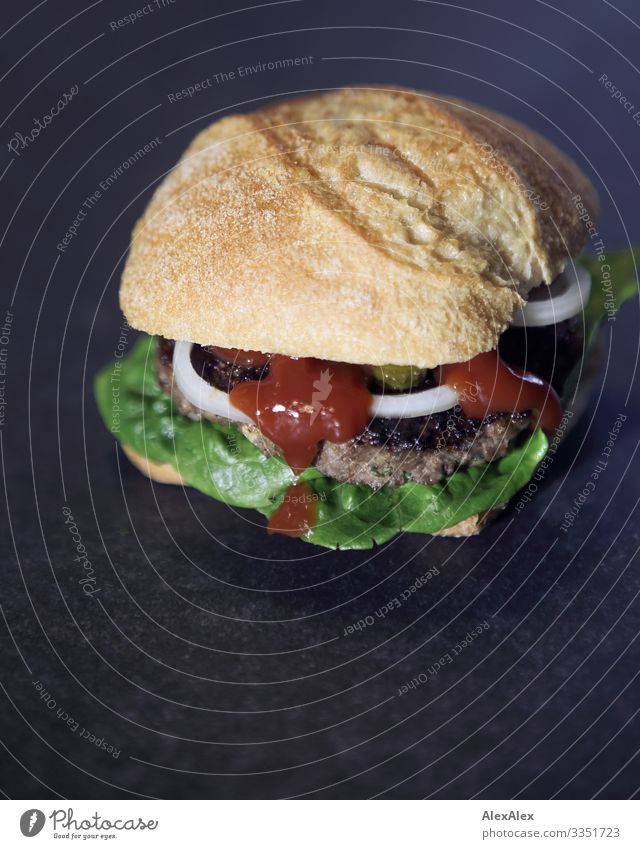 Hamburger- Sandwich mit Brötchen Lebensmittel Fleisch Salat Salatbeilage Ketchup Zwiebel Fastfood lecker Fingerfood Amerikanische Küche Essen Duft ästhetisch