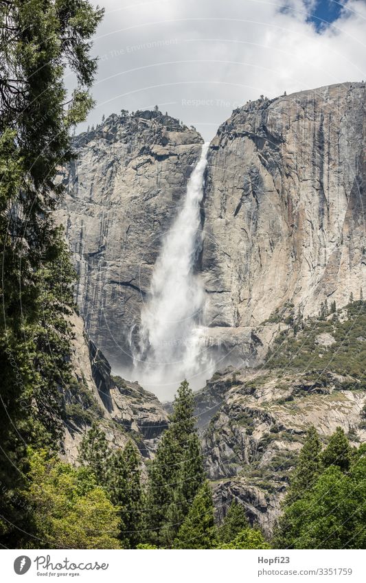 Wasserfall im Yosemite Nationalpark Yosemite NP Yosemite National Park Yosemite Park Granit stein fels Baum Bäume hoch steil riesig Fluss natur Landschaft
